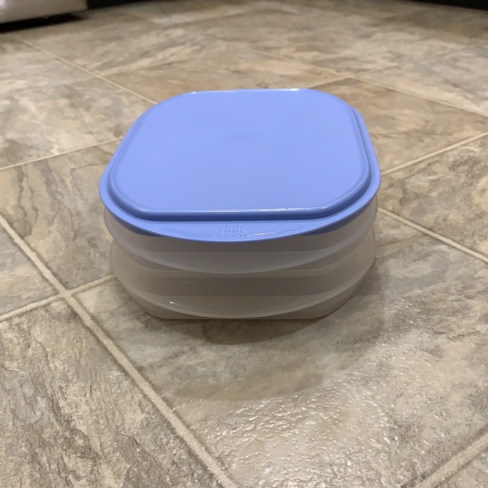 Tupperware Deli Stackable Container - Picture 3 of 3